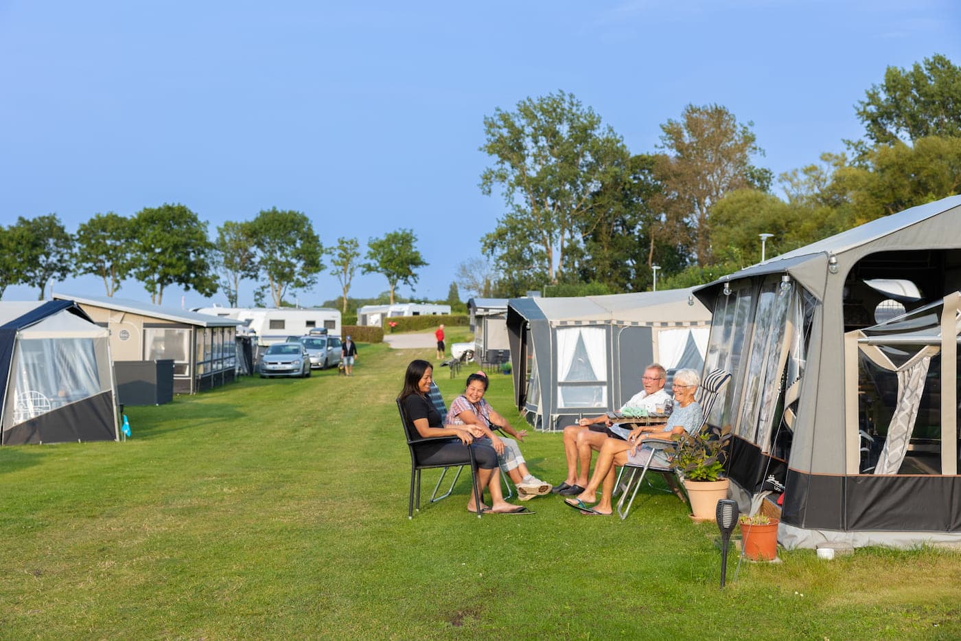 Sesonggjester på Holbæk Fjord – Sjælland som nyter campinglivet om sommeren.
