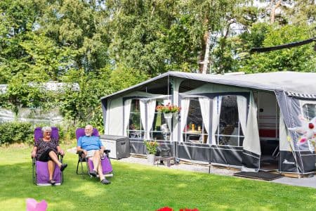 Sesonggjester som nyter sesonglivet på camping i Sverige.