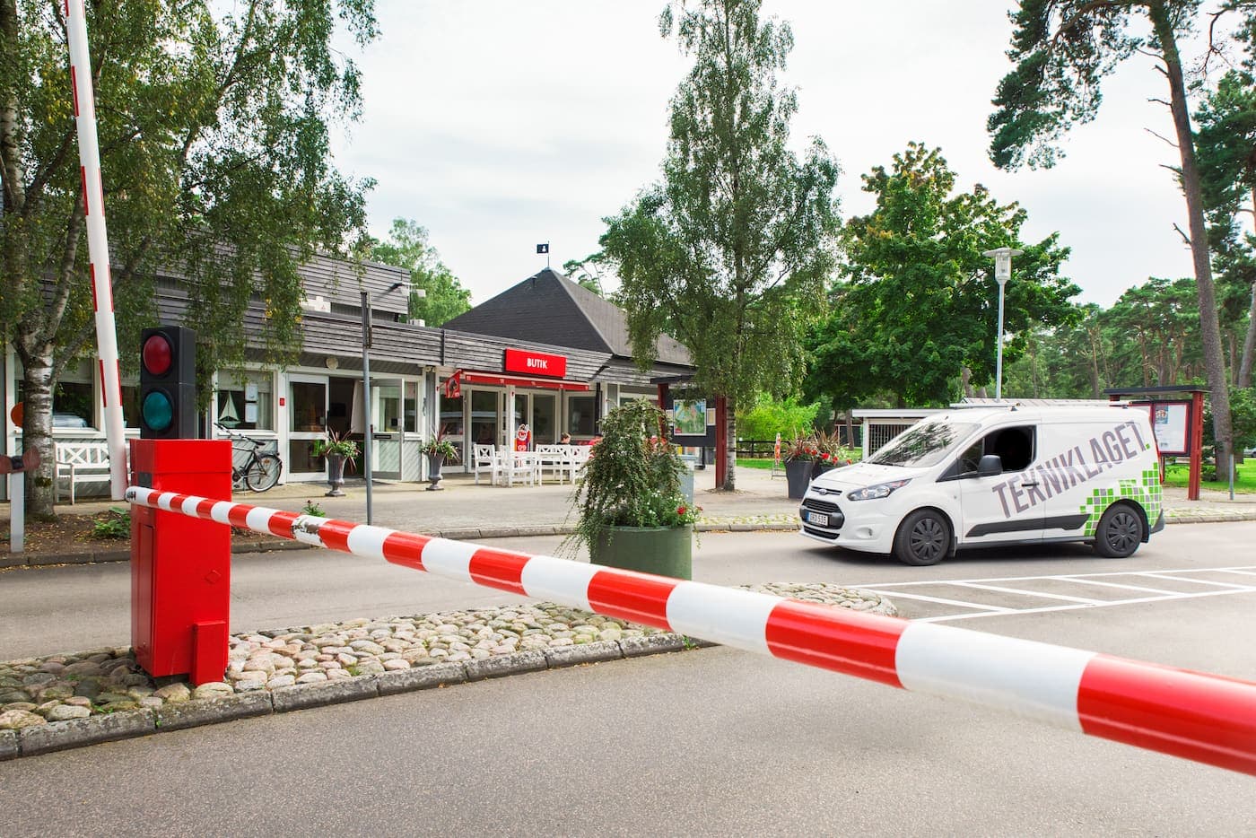 På våre campingplasser ønsker vi firmagjester velkommen som ser etter rimelig firmabolig i hytter.